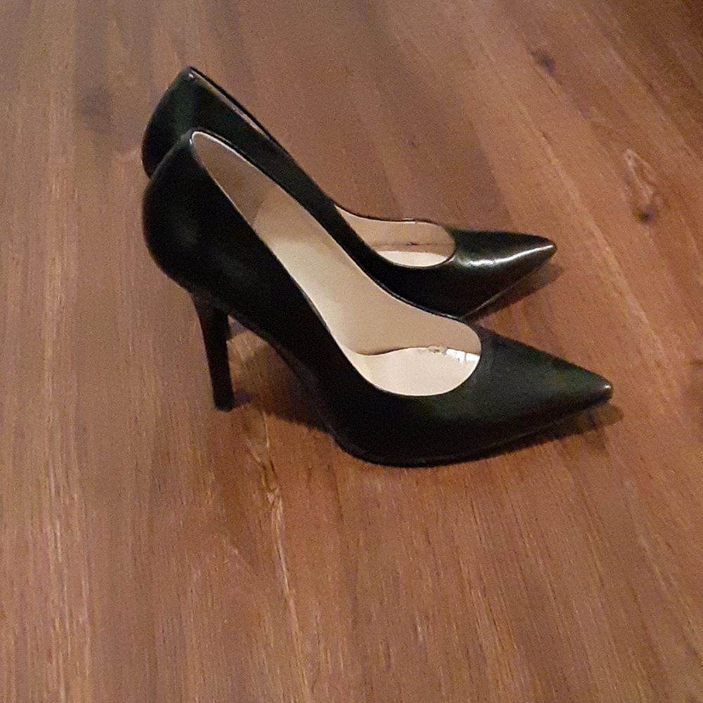 GUESS PUMPS